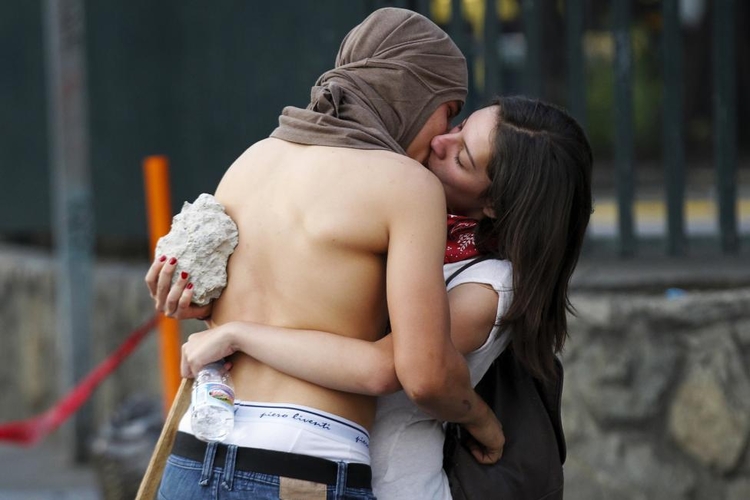 fot. Christian Veron / Reuters / 22 marca 2014  Caracas, Wenezuela  Para całująca się podczas antyrządowej manifestacji w Wenezueli.